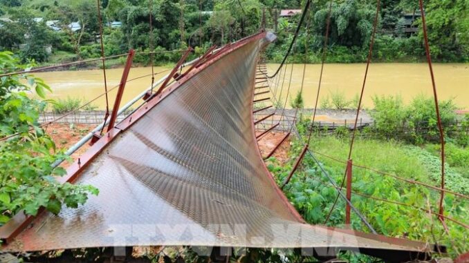 Trời ơi, cầu treo đ/ứt cáp, xe cán bộ xã đi chống b/ão r//ơi xu/ống sông