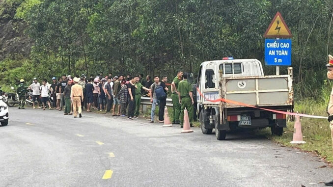 Ngã xe máy, nam thanh niên bàng hoàng phát hiện một thi thể nằm bên cạnh