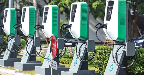 Vingroup đề xuất hỗ trợ người dân Hà Nội chuyển đổi sang xe điện: Từ tài chính, thủ tục đến phí sạc pin Vingroup đề xuất hỗ trợ người dân Hà Nội chuyển đổi sang xe điện: Từ tài chính, thủ tục đến phí sạc pin