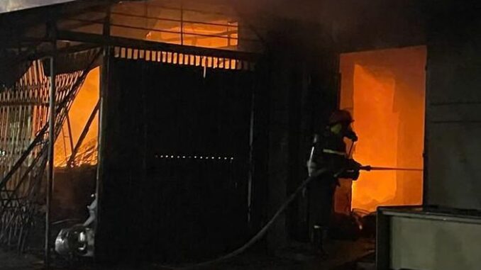 Hiện trường ch:áy cửa hàng tổng hợp tại Chợ Rã khiến một người t:ử v:ong