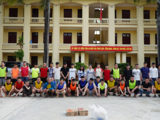 Gần 200 cảnh sát ra quân, bắt 74 người, tịch thu 2 thùng tài liệu lớn chứa hàng trăm kịch bản lừa đảo