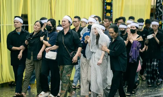 Vụ lật tàu Hạ Long: Tang thương bao trùm nhà tang lễ, người thân bật khóc bên áo quan Vụ lật tàu Hạ Long: Tang thương bao trùm nhà tang lễ, người thân bật khóc bên áo quan