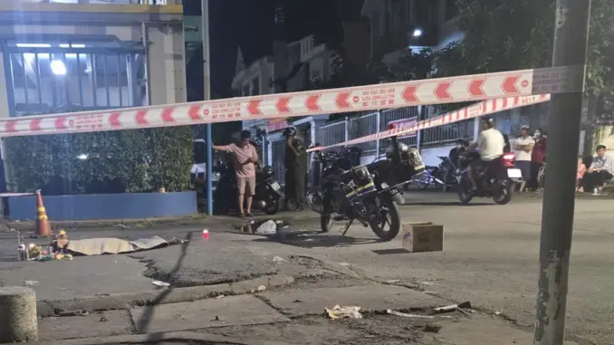 Người thân ôm bé gái khóc ngất vì bị taxi tông tử vong trong khu dân cư
