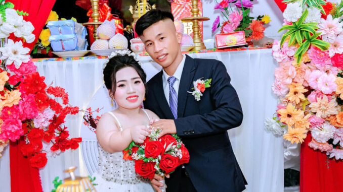Cô dâu An Giang cao 90cm lấy người như ý, xúc động trước lời dặn của bố mẹ chồng Cô dâu An Giang cao 90cm lấy người như ý, xúc động trước lời dặn của bố mẹ chồng