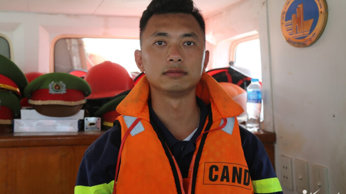 Phút phá kính, c:ứu bé trai trên tàu Vịnh Xanh 58 qua lời kể của Trung uý công an Phút phá kính, c:ứu bé trai trên tàu Vịnh Xanh 58 qua lời kể của Trung uý công an