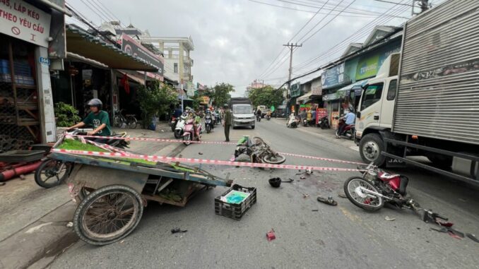 Xe máy tông vào xe lôi tự chế, 3 người thương vong