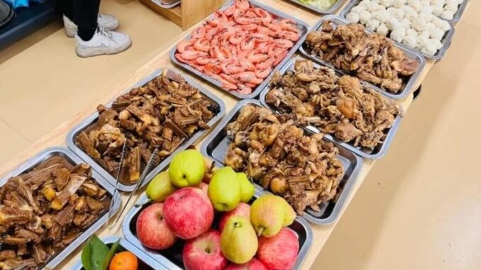 Cô giáo chụp ảnh cơm trưa ở trường mẫu giáo gửi vào nhóm lớp, hội phụ huynh kéo nhau đến trường đòi gặp hiệu trưởng Cô giáo chụp ảnh cơm trưa ở trường mẫu giáo gửi vào nhóm lớp, hội phụ huynh kéo nhau đến trường đòi gặp hiệu trưởng