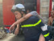 Phép màu đã xảy ra: Giải c;;/ứu thành công 3 người mắc k;;/ẹt trong ngôi nhà c;;/háy ở ngõ sâu Hà Nội