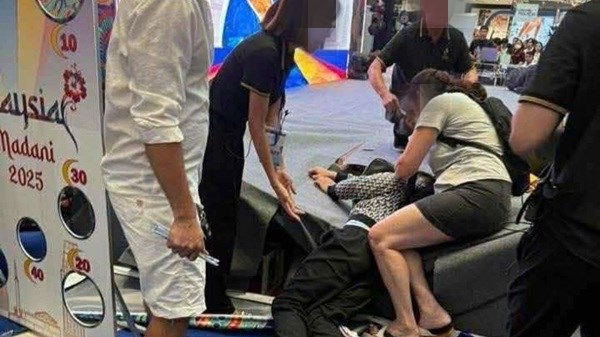 Người đàn ông rơi từ tầng 4 trung tâm thương mại Aeon Mall Long Biên