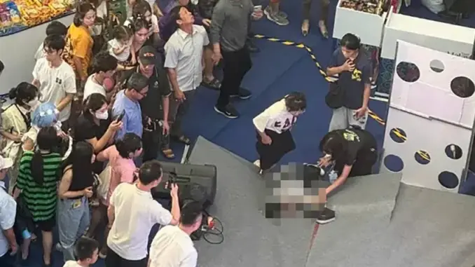 Người đàn ông gặp nạn TTTM Aeon Mall Long Biên: Hiện trường amanh, nhân chứng kể về tiếng "rầm" rất lớn Người đàn ông gặp nạn TTTM Aeon Mall Long Biên: Hiện trường amanh, nhân chứng kể về tiếng "rầm" rất lớn