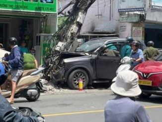 Hiện trường xe bán tải tông gãy cột điện ở Thủ Đức, người dân phát hiện cảnh hãi hùng khi mở cửa xe