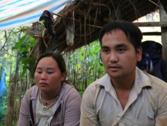 Bố ta:y khô:ng đà:o b:ới tìm 3 đứa con bị bùn đất ch:ôn vùi, câu nói cuối của trẻ thơ khiến mẹ d:ay d:ứt thương con