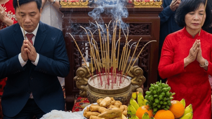 “Cố gắng làm nhanh thôi, đừng để mâm cúng thiếu sót gì. Mọi người sẽ tới sớm đấy!”