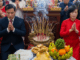 “Cố gắng làm nhanh thôi, đừng để mâm cúng thiếu sót gì. Mọi người sẽ tới sớm đấy!”