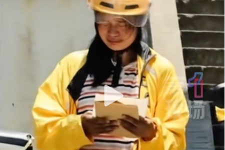 Bà mẹ đem theo con gái bị bệnh nặng đi giao hàng gây xúc động mạnh Bà mẹ đem theo con gái bị bệnh nặng đi giao hàng gây xúc động mạnh