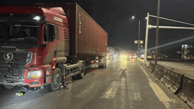 Xe container và xe máy va chạm trên QL51 lúc rạng sáng, một thanh niên tử vong tại chỗ