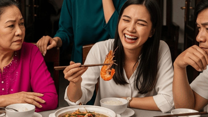 Đĩa tôm chỉ còn lại đầu và vỏ, còn phần thịt trắng nõn đã được bóc sạch, nằm gọn trong bát của Linh