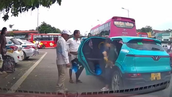 Nhóm người không cho taxi đón khách trong bến…