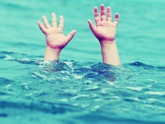 Vì sao tuyệt đối không được dốc ngược, vác trẻ đuối nước trên vai?