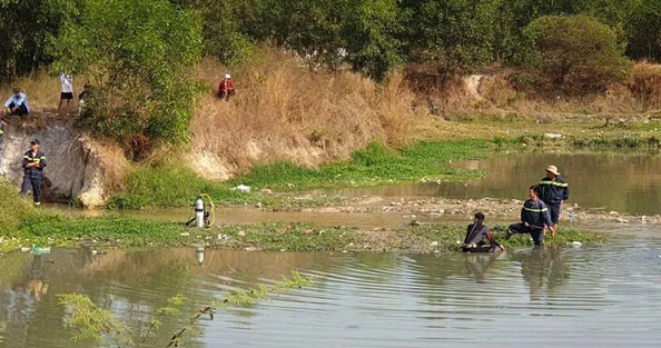 Một thiếu niên đâm mẹ rồi được phát hiện tử vong dưới sông Một thiếu niên đâm mẹ rồi được phát hiện tử vong dưới sông