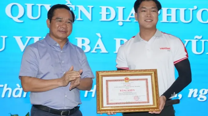 Thanh niên cứu bé gái đuối nước ở Vũng Tàu được khen thưởng Thanh niên cứu bé gái đuối nước ở Vũng Tàu được khen thưởng