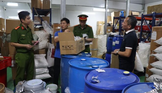 Khám xét khẩn cấp chỗ ở, nơi làm việc 2 nữ Giám đốc sản xuất, buôn bán thực phẩm chức năng giả quy mô lớn