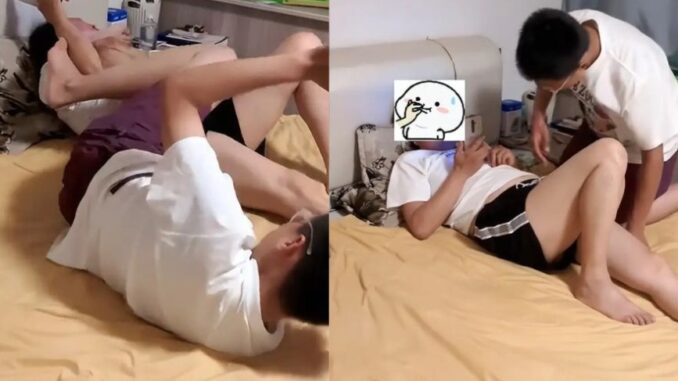 Mẹ vô tư chơi đùa với con trai tuổi dậy thì gây tranh cãi: Con trai đã lớn, mẹ nên giữ khoảng cách? Mẹ vô tư chơi đùa với con trai tuổi dậy thì gây tranh cãi: Con trai đã lớn, mẹ nên giữ khoảng cách?