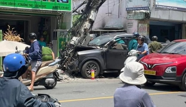 Hiện trường xe bán tải tông gãy cột điện ở Thủ Đức, người dân phát hiện cảnh hãi hùng khi mở cửa xe Hiện trường xe bán tải tông gãy cột điện ở Thủ Đức, người dân phát hiện cảnh hãi hùng khi mở cửa xe