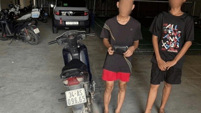 Khởi tố hai thiếu niên cướp giật lúc rạng sáng Khởi tố hai thiếu niên cướp giật lúc rạng sáng