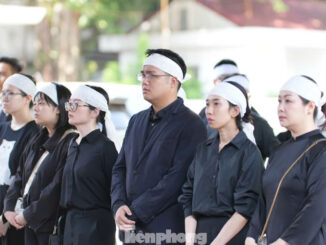 Vợ ông Hoàng Nam Tiến chính thức xuất hiện trong lễ tang, mắt đỏ hoe nhưng vẫn thần thái, người cùng ông xây dựng cơ nghiệp bao năm