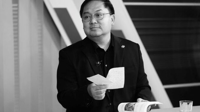 Vợ ông Hoàng Nam Tiến chính thức xuất hiện trong lễ t;a;ng, mắt đỏ hoe nhưng vẫn thần thái, người được ông cưới về từ khi là sinh viên Vợ ông Hoàng Nam Tiến chính thức xuất hiện trong lễ t;a;ng, mắt đỏ hoe nhưng vẫn thần thái, người được ông cưới về từ khi là sinh viên