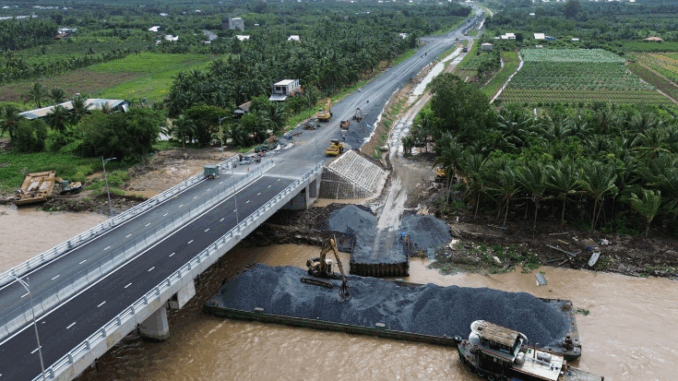 Tạm dừng cho xe lưu thông qua cầu
