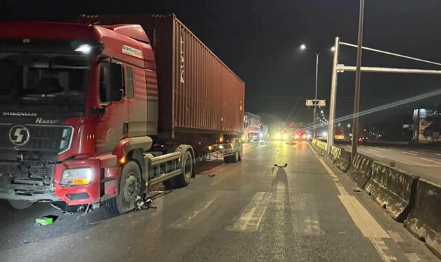 Hiện trường 2 vụ container cuốn xe máy vào gầm khiến 2 thanh niên ra đi, camera ghi lại cảnh ám ảnh Hiện trường 2 vụ container cuốn xe máy vào gầm khiến 2 thanh niên ra đi, camera ghi lại cảnh ám ảnh