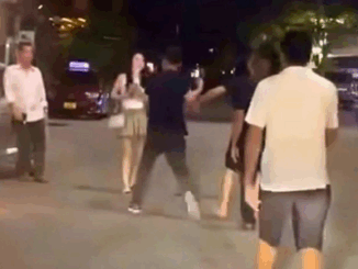 Người phụ nữ bị nhóm đàn ông “tác động vật lý” tàn bạo trước quán karaoke lúc nửa đêm