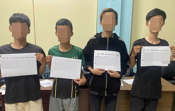 4 thanh niên trộm hàng loạt ắc quy bán lấy tiền chơi game 4 thanh niên trộm hàng loạt ắc quy bán lấy tiền chơi game
