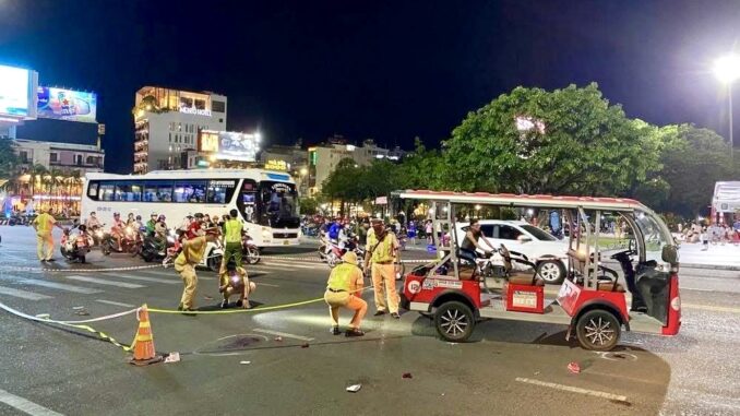 Xe điện du lịch tông nhóm người đi bộ , một phụ nữ tử vong
