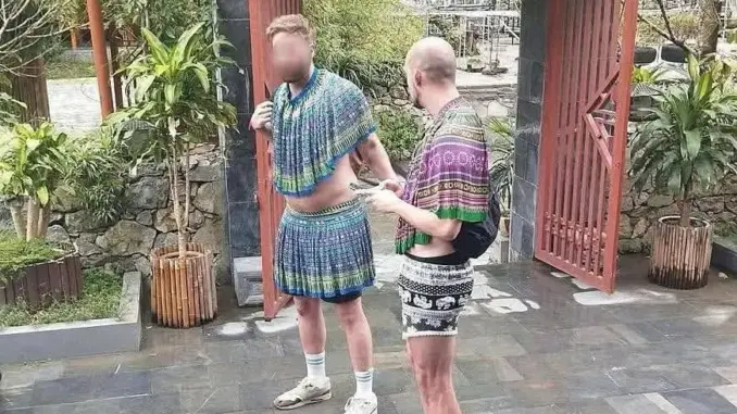 Chấn chỉnh du khách nước ngoài mặc váy H’Mông nhảy múa phản cảm tại điểm du lịch ở Tuyên Quang Chấn chỉnh du khách nước ngoài mặc váy H’Mông nhảy múa phản cảm tại điểm du lịch ở Tuyên Quang