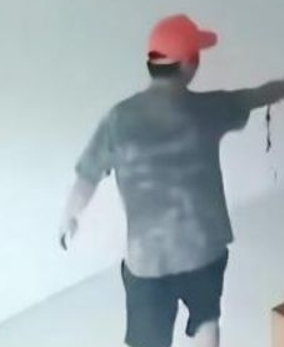 Đang ngồi hút thuốc trong nhà
