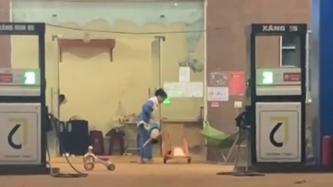 Phẫn nộ vụ cháu bé 16 tháng tuổi bị xách ngược, ném xuống nền bê-tông Phẫn nộ vụ cháu bé 16 tháng tuổi bị xách ngược, ném xuống nền bê-tông