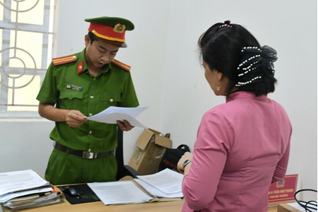 Bắt giam bảo mẫu ném bé trai 14 tháng tuổi xuống nền, gây chấn thương sọ não Bắt giam bảo mẫu ném bé trai 14 tháng tuổi xuống nền, gây chấn thương sọ não