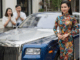 Vợ cũ đến tận nhà tôi để đưa thiệp mời cưới rồi nhét vào cùng phong bì 100 triệu, vợ tôi mừng rỡ lấy tiền cất ngay vào túi áo còn đon đả mời nước non, tôi x;;ấu h:;ổ ê chề khi nhận ra đó là toàn bộ số tiền đã chu cấp cho con trong 3 năm qua, mời cưới xong vợ cũ ra cửa đã có xe tiền tỉ tới đón, người đàn ông bước từ trong xe ra khiến tôi ch;;ết lặng, hóa ra lại chính là ..