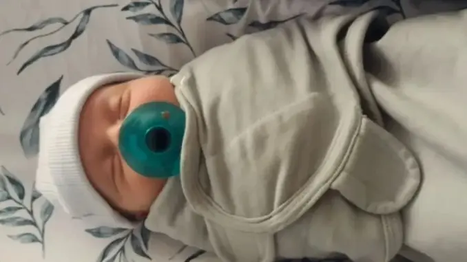 Em bé ‘lớn tuổi nhất thế giới’ vừa chào đời