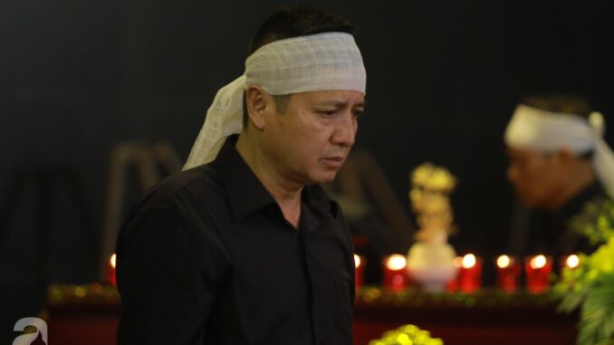 NSƯT Chí Trung đưa con trai đến viếng ông Hoàng Nam Tiến: “Hàng người dài dằng dặc, giàn giụa nước mắt”