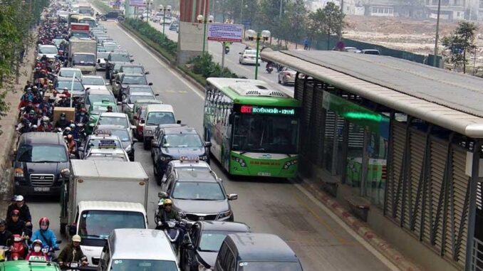 Kiểm toán Nhà nước: Tuyến BRT Hà Nội chưa hiệu quả, làm giảm bề rộng mặt đường Kiểm toán Nhà nước: Tuyến BRT Hà Nội chưa hiệu quả, làm giảm bề rộng mặt đường