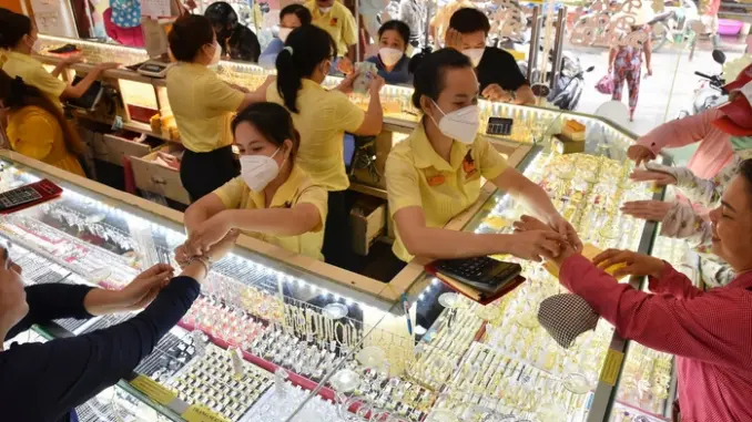 Giá vàng hôm nay, 6-8: Tăng mạnh khi cổ phiếu quốc tế bị bán tháo